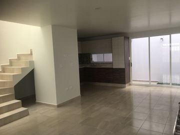 Amplia y moderna Casa en Privada Juquila, en Cuautlancingo, Puebla