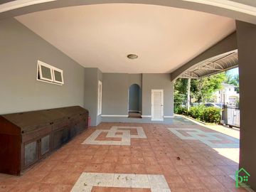 Unfurnished 3 bedrooms house for sale in Regent 1