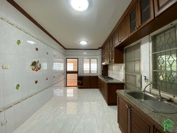 Unfurnished 3 bedrooms house for sale in Regent 1