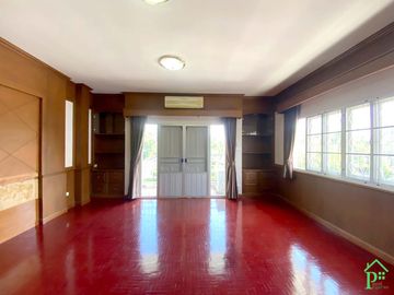 Unfurnished 3 bedrooms house for sale in Regent 1