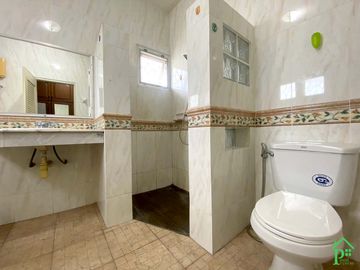 Unfurnished 3 bedrooms house for sale in Regent 1
