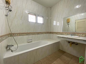 Unfurnished 3 bedrooms house for sale in Regent 1