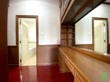 Unfurnished 3 bedrooms house for sale in Regent 1