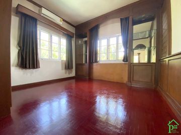 Unfurnished 3 bedrooms house for sale in Regent 1
