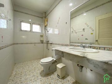 Unfurnished 3 bedrooms house for sale in Regent 1