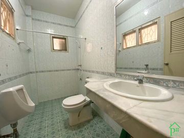 Unfurnished 3 bedrooms house for sale in Regent 1