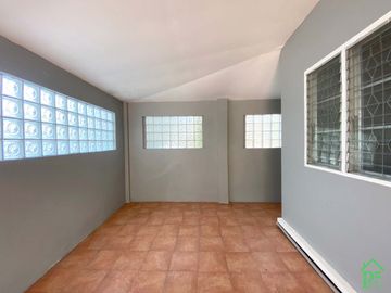 Unfurnished 3 bedrooms house for sale in Regent 1