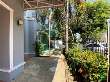 Unfurnished 3 bedrooms house for sale in Regent 1