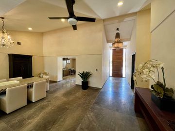 CASA EN VENTA MERIDA YUCATAN , CON VISTA AL CAMPO DE GOLF LA CEIBA UNA PLANTA