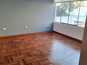 Se Vende Linda Casa En urbanización Aurora  Miraflores !!!