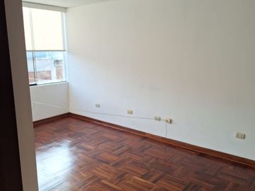Se Vende Linda Casa En urbanización Aurora  Miraflores !!!