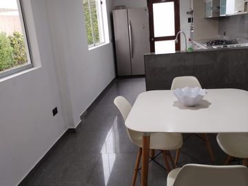 Se Vende Linda Casa En urbanización Aurora  Miraflores !!!