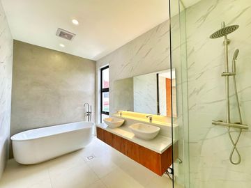 HUGE SINGLE MODERN CORNER LOT WITH SWIMMING POOL HOUSE AND LOT IN BF HOMES PARANAQUE