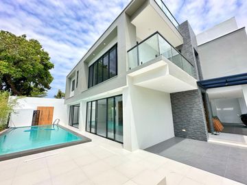 HUGE SINGLE MODERN CORNER LOT WITH SWIMMING POOL HOUSE AND LOT IN BF HOMES PARANAQUE