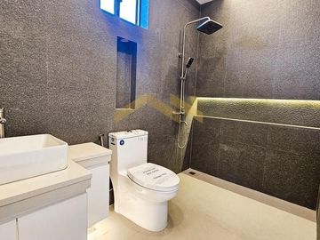 SPACIOUS MODERN SINGLE DETACHED HOUSE AND LOT IN BF HOMES PARANAQUE CITY