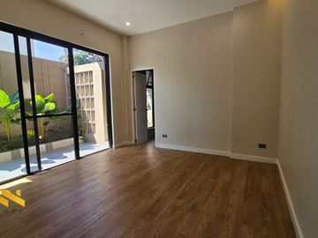 HUGE ELEGANT SINGLE DETACHED HOUSE AND LOT IN BF HOMES PARANAQUE