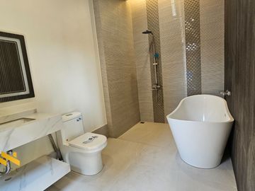 HUGE ELEGANT SINGLE DETACHED HOUSE AND LOT IN BF HOMES PARANAQUE