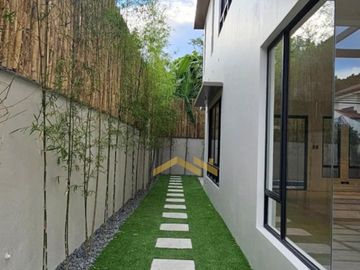 6 BR WITH SWIMMINNG POOL IN BF HOMES PARAÑAQUE CITY