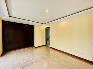 Discover the perfect blend of affordability and luxury in this brand-new house and lot nestled within the serene Greenwoods Executive Village. Your dr