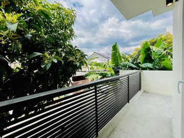 Discover the perfect blend of affordability and luxury in this brand-new house and lot nestled within the serene Greenwoods Executive Village. Your dr