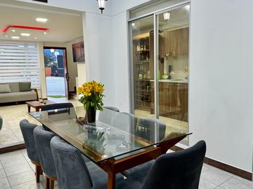 CASA DE VENTA AMOBLADA EN POMASQUI