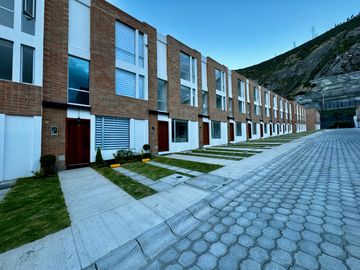 CASA DE VENTA AMOBLADA EN POMASQUI
