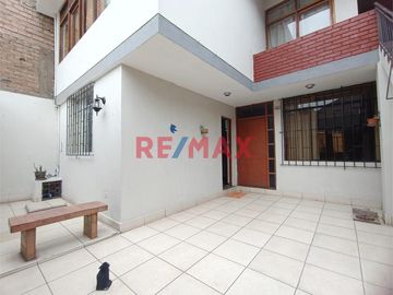 Se vende amplia casa en Urb. Mercurio Los Olivos