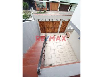 Se vende amplia casa en Urb. Mercurio Los Olivos
