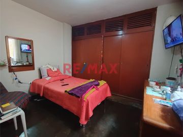 Se vende amplia casa en Urb. Mercurio Los Olivos