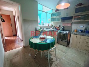 Se vende amplia casa en Urb. Mercurio Los Olivos