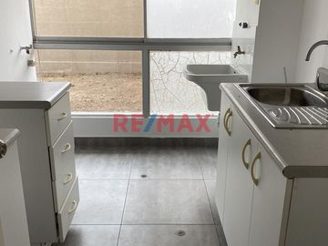 Departamento En 1Er Piso Con Estacionamiento En Condominio De La Costanera, Frente Al Mar