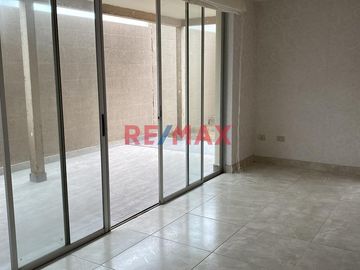 Departamento En 1Er Piso Con Estacionamiento En Condominio De La Costanera, Frente Al Mar