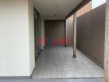 Departamento En 1Er Piso Con Estacionamiento En Condominio De La Costanera, Frente Al Mar