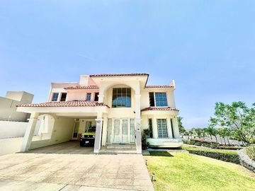 Casa estilo Californiano de 3 niveles con Alberca en Lomas de Juriquilla