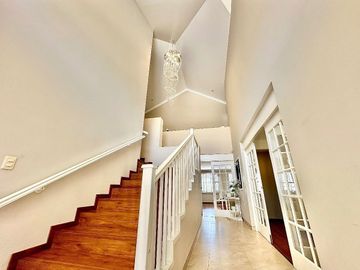 Casa estilo Californiano de 3 niveles con Alberca en Lomas de Juriquilla