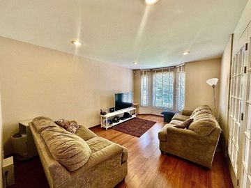 Casa estilo Californiano de 3 niveles con Alberca en Lomas de Juriquilla