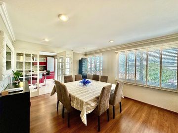Casa estilo Californiano de 3 niveles con Alberca en Lomas de Juriquilla