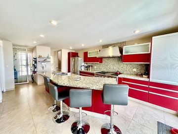 Casa estilo Californiano de 3 niveles con Alberca en Lomas de Juriquilla