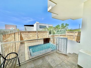 Casa estilo Californiano de 3 niveles con Alberca en Lomas de Juriquilla