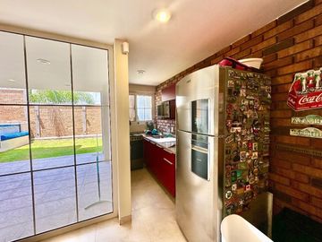 Casa estilo Californiano de 3 niveles con Alberca en Lomas de Juriquilla