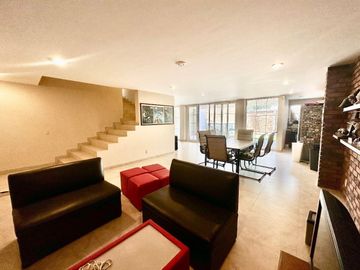 Casa estilo Californiano de 3 niveles con Alberca en Lomas de Juriquilla