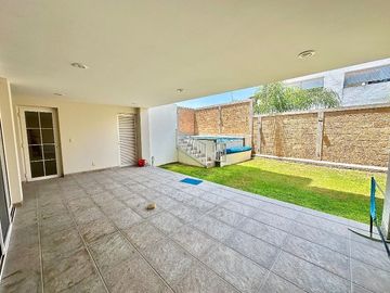 Casa estilo Californiano de 3 niveles con Alberca en Lomas de Juriquilla