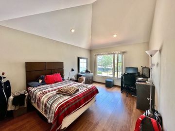 Casa estilo Californiano de 3 niveles con Alberca en Lomas de Juriquilla