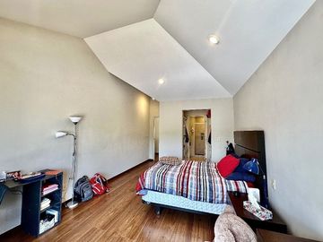 Casa estilo Californiano de 3 niveles con Alberca en Lomas de Juriquilla