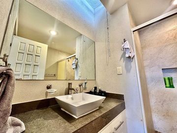 Casa estilo Californiano de 3 niveles con Alberca en Lomas de Juriquilla