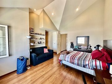 Casa estilo Californiano de 3 niveles con Alberca en Lomas de Juriquilla