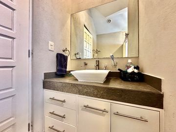 Casa estilo Californiano de 3 niveles con Alberca en Lomas de Juriquilla