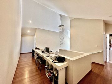 Casa estilo Californiano de 3 niveles con Alberca en Lomas de Juriquilla