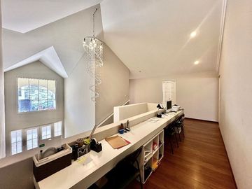 Casa estilo Californiano de 3 niveles con Alberca en Lomas de Juriquilla