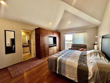 Casa estilo Californiano de 3 niveles con Alberca en Lomas de Juriquilla